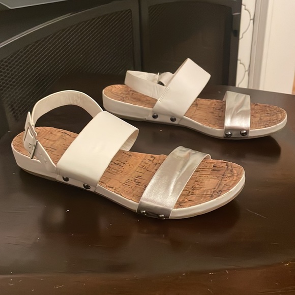 Restricted sandals. - Picture 2 of 7